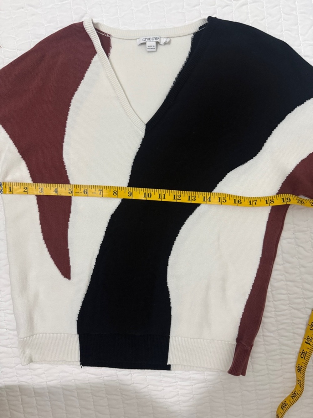 Chicos Short Sleeve, V Neck Sweater in size 1 (8) - Picture 5 of 7